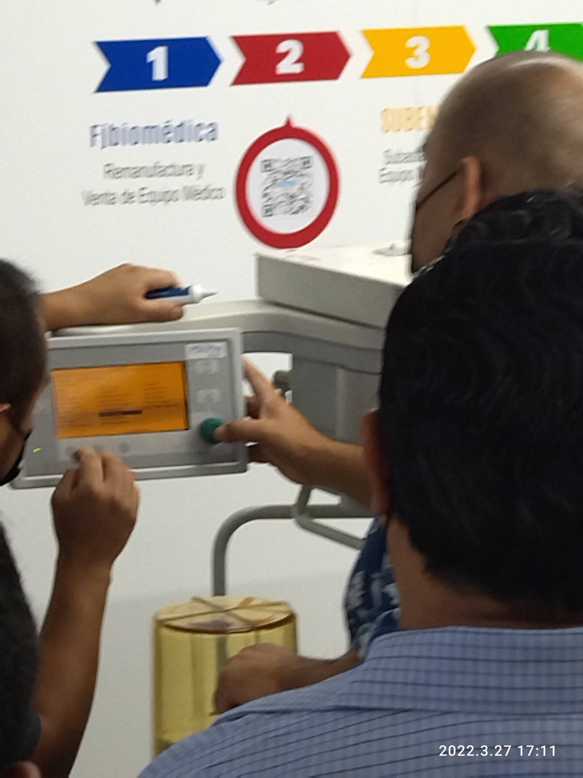 Ingeniero revisando parámetros de una máquina