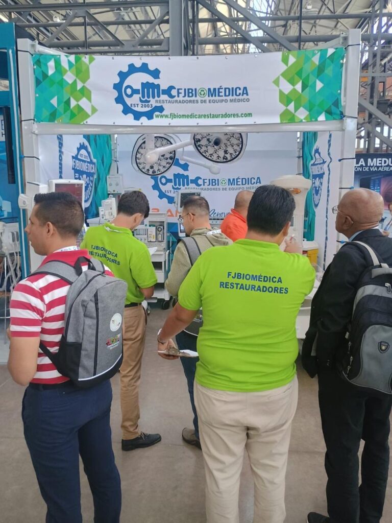 Equipo FJbiomedica Restauradores en exposición de equipo médico — restauración y venta de equipo médico en México